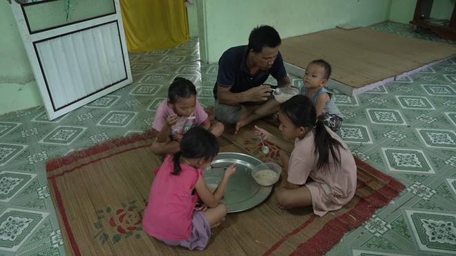 Cô bé 8 tuổi Hồ Thị Thùy mất mẹ, phụ giúp cha chăm sóc 3 em thơ - Mái ấm gia đình Việt - Ảnh 5.