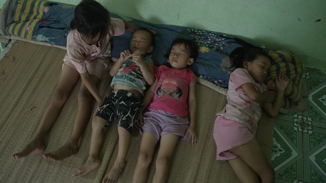 Cô bé 8 tuổi Hồ Thị Thùy mất mẹ, phụ giúp cha chăm sóc 3 em thơ - Mái ấm gia đình Việt - Ảnh 8.
