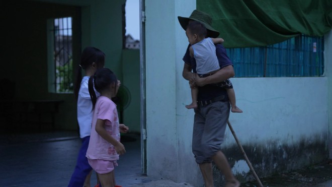Cô bé 8 tuổi Hồ Thị Thùy mất mẹ, phụ giúp cha chăm sóc 3 em thơ - Mái ấm gia đình Việt - Ảnh 4.
