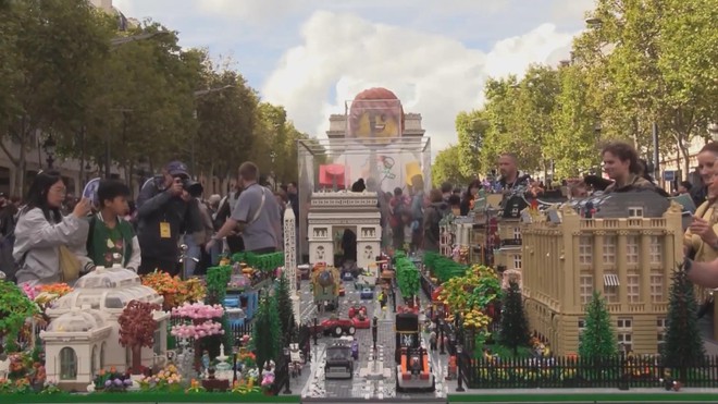 Paris ngập tràn màu sắc trong lễ hội Lego  - Ảnh 1.