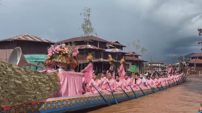 Myanmar: Rực rỡ Lễ hội chùa Phaung Daw Oo sau nhiều năm gián đoạn - Ảnh 3.