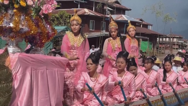 Myanmar: Rực rỡ Lễ hội chùa Phaung Daw Oo sau nhiều năm gián đoạn - Ảnh 2.