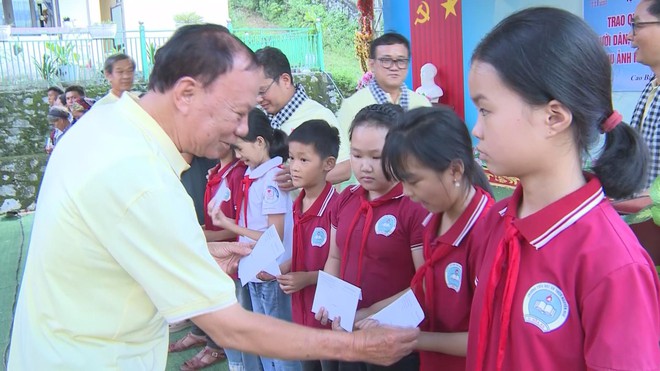 Đoàn trí thức TP.HCM tặng quà gia đình chính sách, học sinh khó khăn tỉnh Cao Bằng - Ảnh 5.