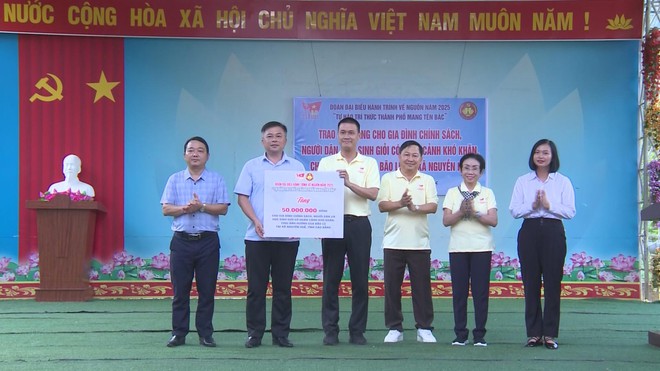 Đoàn trí thức TP.HCM tặng quà gia đình chính sách, học sinh khó khăn tỉnh Cao Bằng - Ảnh 3.