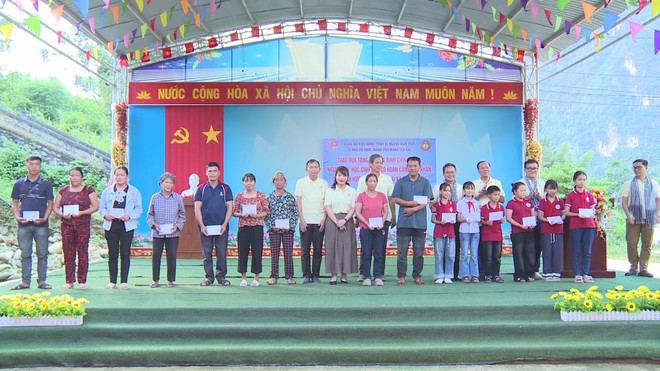 Đoàn trí thức TP.HCM tặng quà gia đình chính sách, học sinh khó khăn tỉnh Cao Bằng - Ảnh 4.