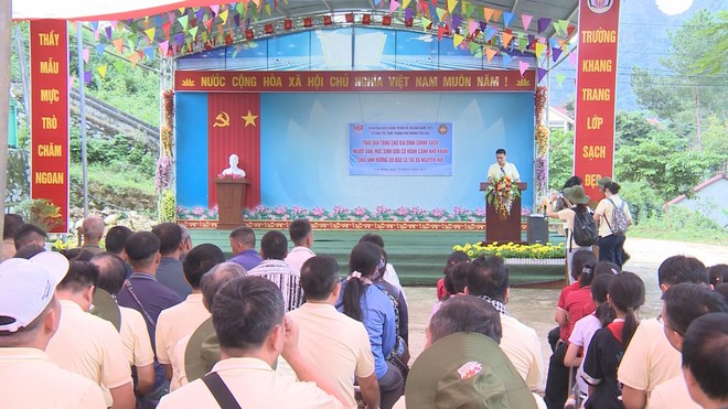 Đoàn trí thức TP.HCM tặng quà gia đình chính sách, học sinh khó khăn tỉnh Cao Bằng - Ảnh 1.