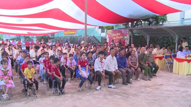 Đoàn trí thức TP.HCM tặng quà gia đình chính sách, học sinh khó khăn tỉnh Cao Bằng - Ảnh 2.
