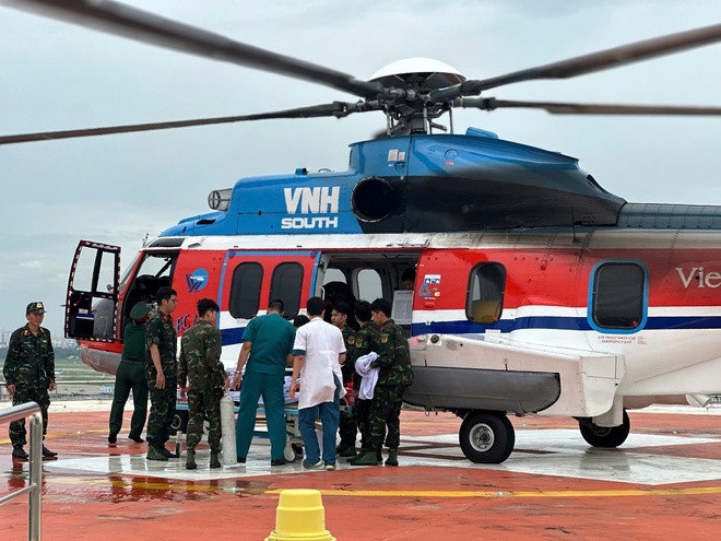 Cấp cứu đường không xuyên đêm, đưa bệnh nhân từ đảo Thuyền Chài về đất liền - Ảnh 3.