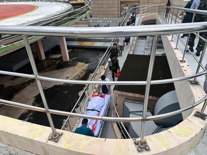 Cấp cứu đường không xuyên đêm, đưa bệnh nhân từ đảo Thuyền Chài về đất liền - Ảnh 5.