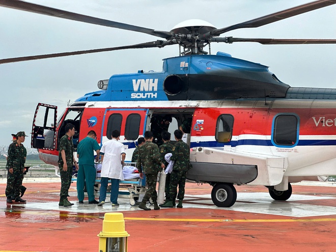 Cấp cứu đường không xuyên đêm, đưa bệnh nhân từ đảo Thuyền Chài về đất liền - Ảnh 1.