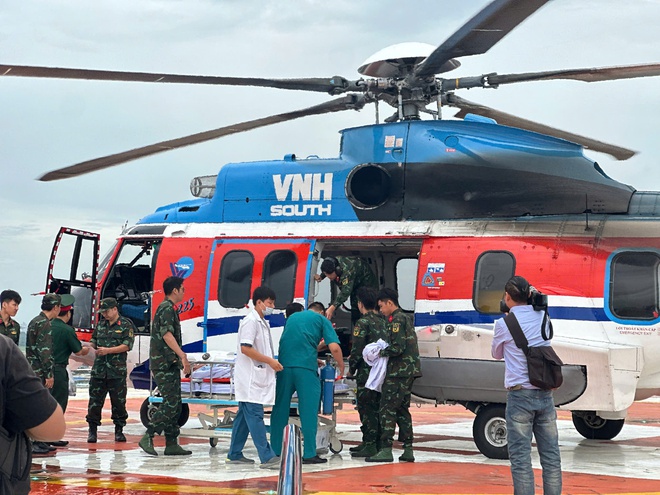 Cấp cứu đường không xuyên đêm, đưa bệnh nhân từ đảo Thuyền Chài về đất liền - Ảnh 2.