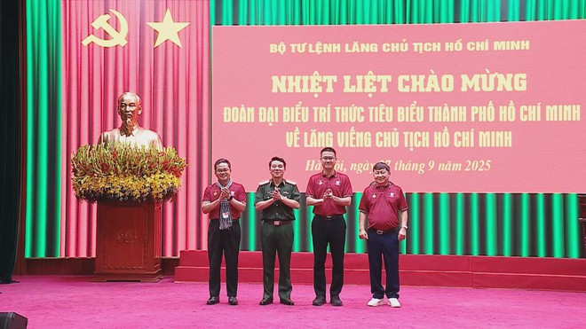 Trí thức TP.HCM tri ân Bác Hồ trong hành trình về nguồn- Ảnh 4.