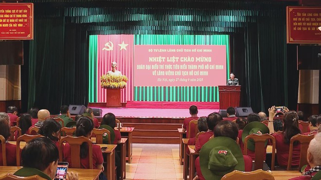 Trí thức TP.HCM tri ân Bác Hồ trong hành trình về nguồn- Ảnh 1.