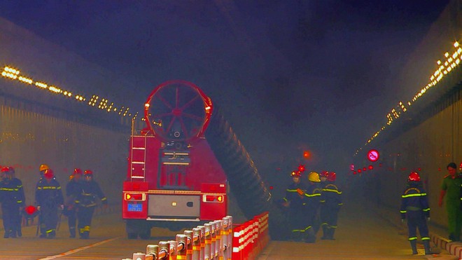 Diễn tập chữa cháy, cứu nạn cứu hộ tại hầm sông Sài Gòn - Ảnh 3.