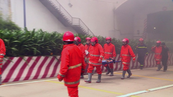Diễn tập chữa cháy, cứu nạn cứu hộ tại hầm sông Sài Gòn - Ảnh 1.