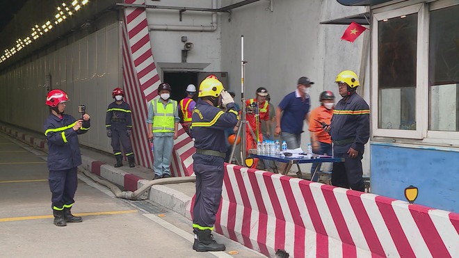 Diễn tập chữa cháy, cứu nạn cứu hộ tại hầm sông Sài Gòn - Ảnh 2.