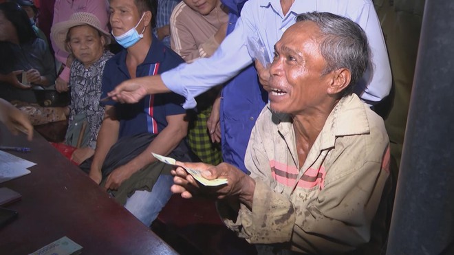 Phú Giáo: Người dân phấn khởi nhận tiền mừng lễ Quốc khánh 2/9 - Ảnh 2.