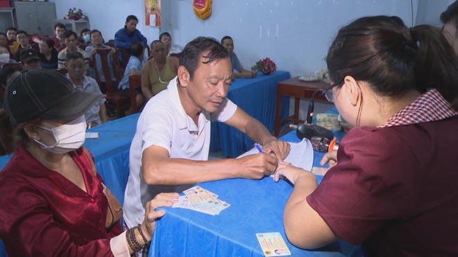 Phú Giáo: Người dân phấn khởi nhận tiền mừng lễ Quốc khánh 2/9 - Ảnh 4.