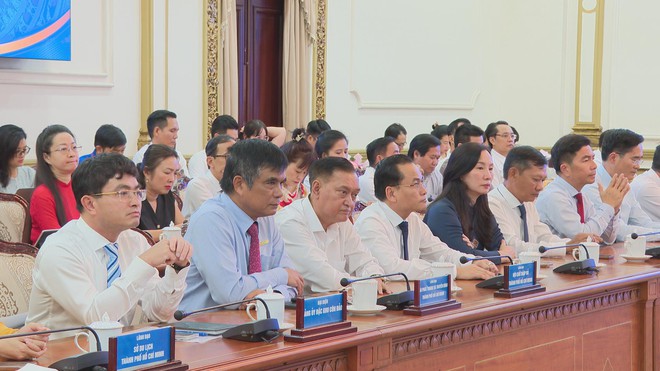 TP. Hồ Chí Minh trao quyết định nghỉ hưu, điều động và bổ nhiệm nhiều lãnh đạo sở, ngành, doanh nghiệp, trường học - Ảnh 4.