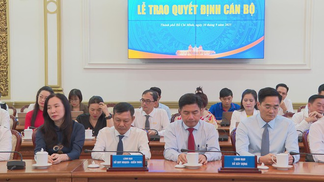 TP. Hồ Chí Minh trao quyết định nghỉ hưu, điều động và bổ nhiệm nhiều lãnh đạo sở, ngành, doanh nghiệp, trường học - Ảnh 3.