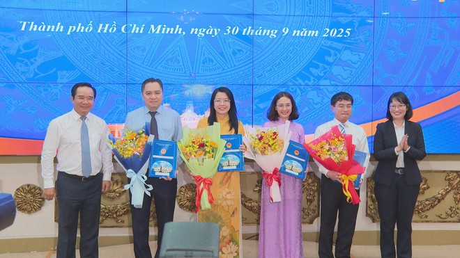 TP. Hồ Chí Minh trao quyết định nghỉ hưu, điều động và bổ nhiệm nhiều lãnh đạo sở, ngành, doanh nghiệp, trường học - Ảnh 2.