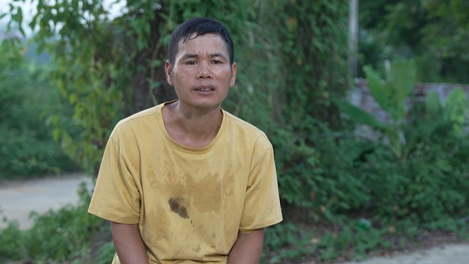 Em Đức Thiện ôm chặt chiếc cặp cũ để nguôi nỗi nhớ mẹ - Ảnh 1.