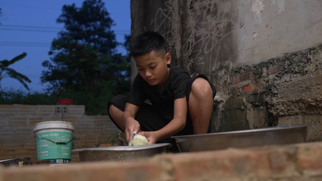 Em Đức Thiện ôm chặt chiếc cặp cũ để nguôi nỗi nhớ mẹ - Ảnh 7.