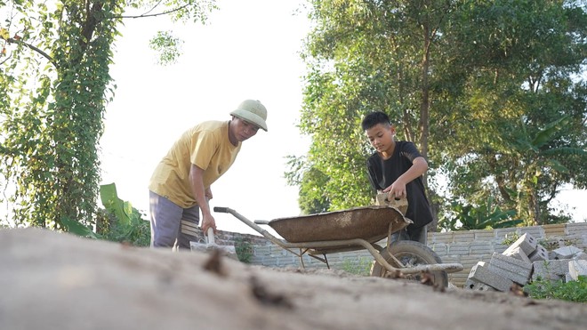 Em Đức Thiện ôm chặt chiếc cặp cũ để nguôi nỗi nhớ mẹ - Ảnh 2.