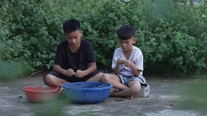 Em Đức Thiện ôm chặt chiếc cặp cũ để nguôi nỗi nhớ mẹ - Ảnh 6.