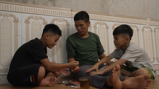Em Đức Thiện ôm chặt chiếc cặp cũ để nguôi nỗi nhớ mẹ - Ảnh 3.
