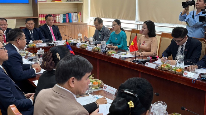 Lãnh đạo Ủy ban MTTQ Việt Nam TP.Hồ Chí Minh hội đàm với lãnh đạo Mặt trận Lào. - Ảnh 3.