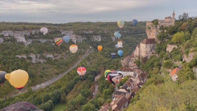 Sôi động lễ hội khinh khí cầu Rocamadour tại Pháp - Ảnh 1.