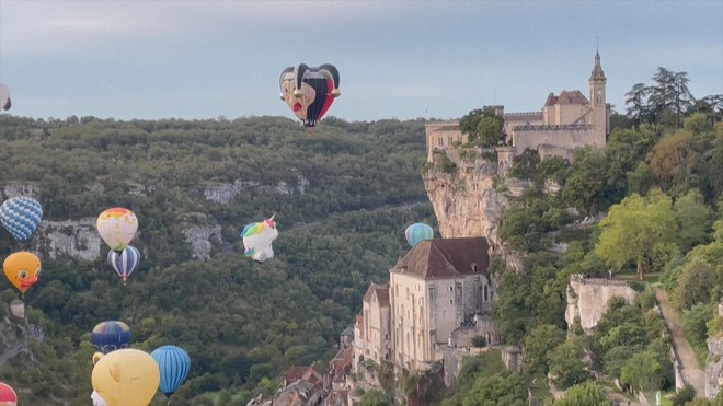 Sôi động lễ hội khinh khí cầu Rocamadour tại Pháp - Ảnh 2.
