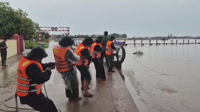 Lực lượng vũ trang Quảng Trị hỗ trợ nhân dân khắc phục bão số 10 - Ảnh 1.