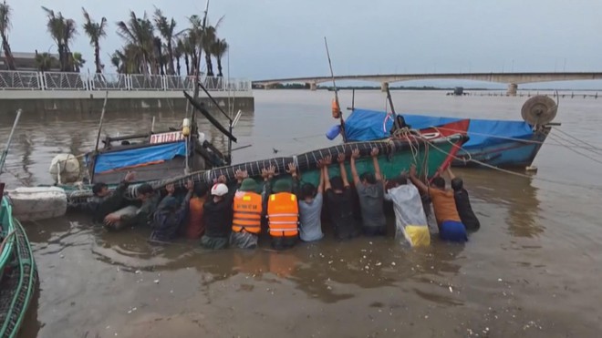 Lực lượng vũ trang Quảng Trị hỗ trợ nhân dân khắc phục bão số 10 - Ảnh 2.