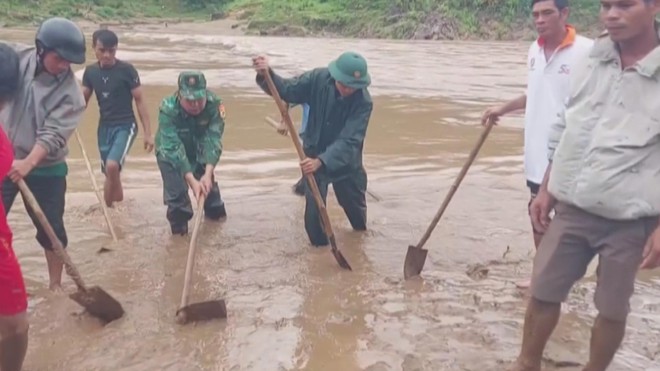 Lực lượng vũ trang Quảng Trị hỗ trợ nhân dân khắc phục bão số 10 - Ảnh 4.
