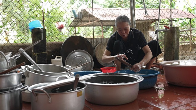 Khánh Dương: Cậu bé người Mường mất mẹ, chăm ông liệt giường, đỡ đần bà ngoại - Ảnh 2.