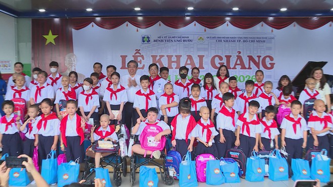 Lãnh đạo TP.HCM dự lễ khai giảng lớp học cho bệnh nhi ung thư - Ảnh 1.