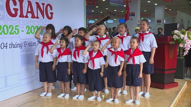 Lãnh đạo TP.HCM dự lễ khai giảng lớp học cho bệnh nhi ung thư - Ảnh 2.