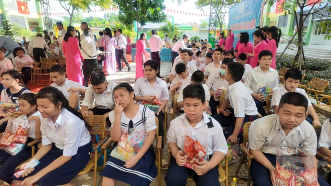 Khi tình thương viết nên bài ca khai giảng - Ảnh 1.