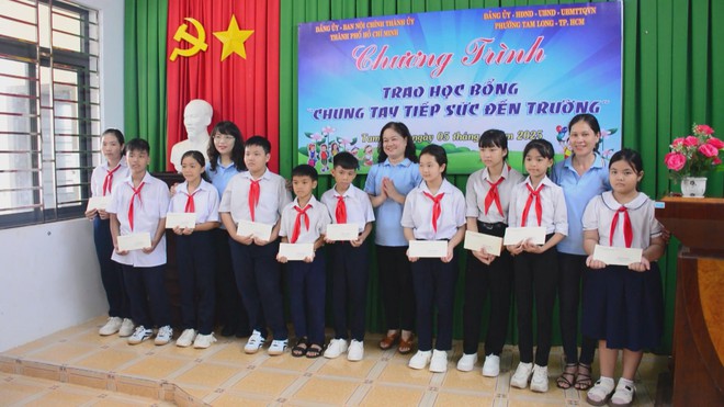 Tri ân các Anh hùng Liệt sĩ, tiếp sức cho học sinh vượt khó- Ảnh 5. Tri ân các Anh hùng Liệt sĩ, tiếp sức cho học sinh vượt khó- Ảnh 5.