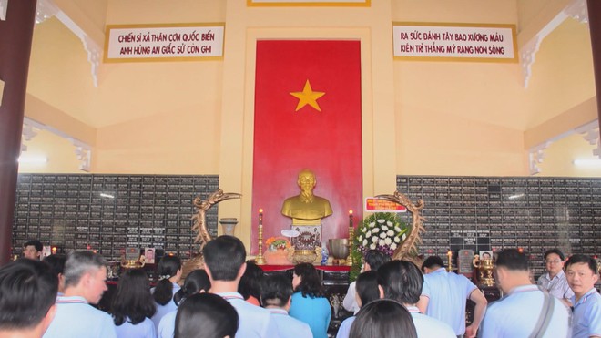 Tri ân các Anh hùng Liệt sĩ, tiếp sức cho học sinh vượt khó- Ảnh 1. Tri ân các Anh hùng Liệt sĩ, tiếp sức cho học sinh vượt khó- Ảnh 1.