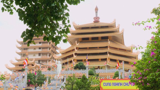 Lễ Vu Lan báo hiếu: Đông đảo người dân đến chùa dâng hương, bày tỏ lòng hiếu hạnh - Ảnh 1.