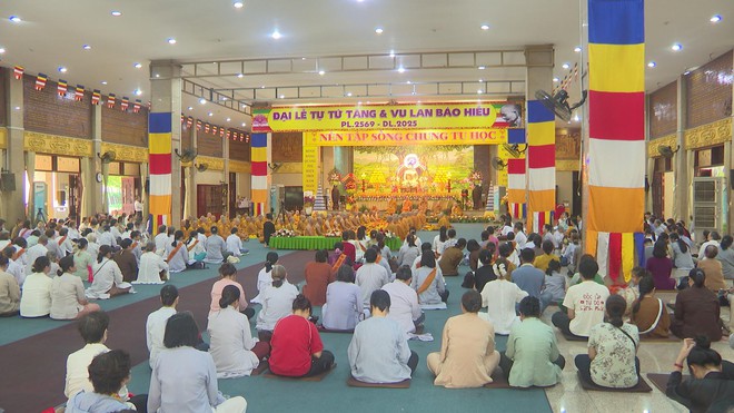Lễ Vu Lan báo hiếu: Đông đảo người dân đến chùa dâng hương, bày tỏ lòng hiếu hạnh - Ảnh 2.