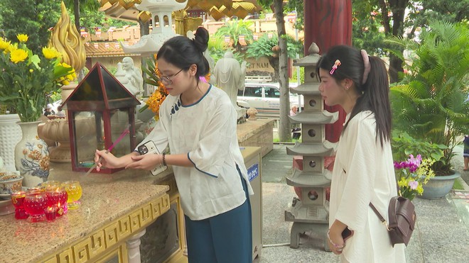 Lễ Vu Lan báo hiếu: Đông đảo người dân đến chùa dâng hương, bày tỏ lòng hiếu hạnh - Ảnh 4.