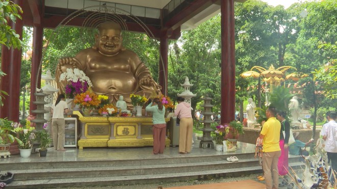 Lễ Vu Lan báo hiếu: Đông đảo người dân đến chùa dâng hương, bày tỏ lòng hiếu hạnh - Ảnh 3.