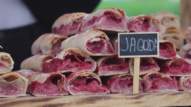 Kỷ lục bánh táo dài nhất ở Croatia- Ảnh 5. Kỷ lục bánh táo dài nhất ở Croatia- Ảnh 5.