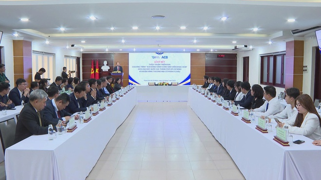 Học phí không còn là trở ngại lớn với sinh viên khó khăn - Ảnh 1.