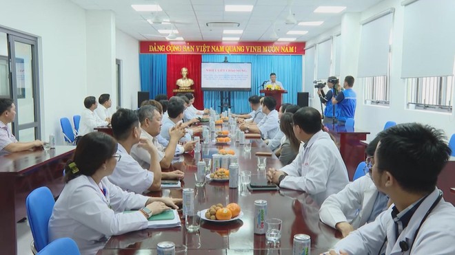 THĂM, TẶNG QUÀ BÁC SĨ TĂNG CƯỜNG RA CÔN ĐẢO - Ảnh 1.