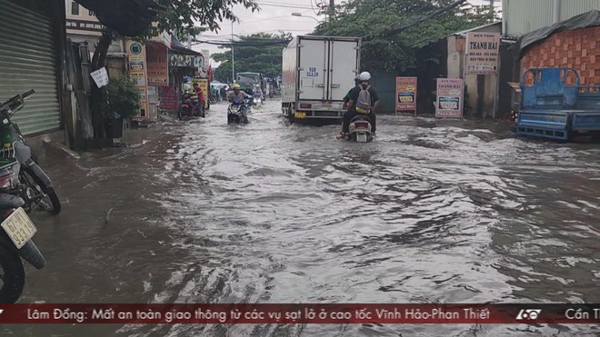 TP.HCM ngập nặng sau mưa dầm chiều 8/9 - Ảnh 2.